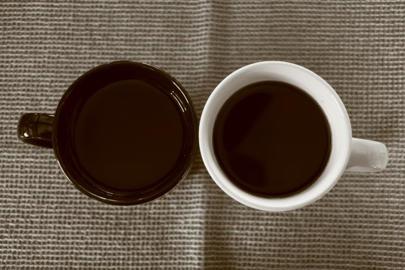 Coffee in black cup vs white cup